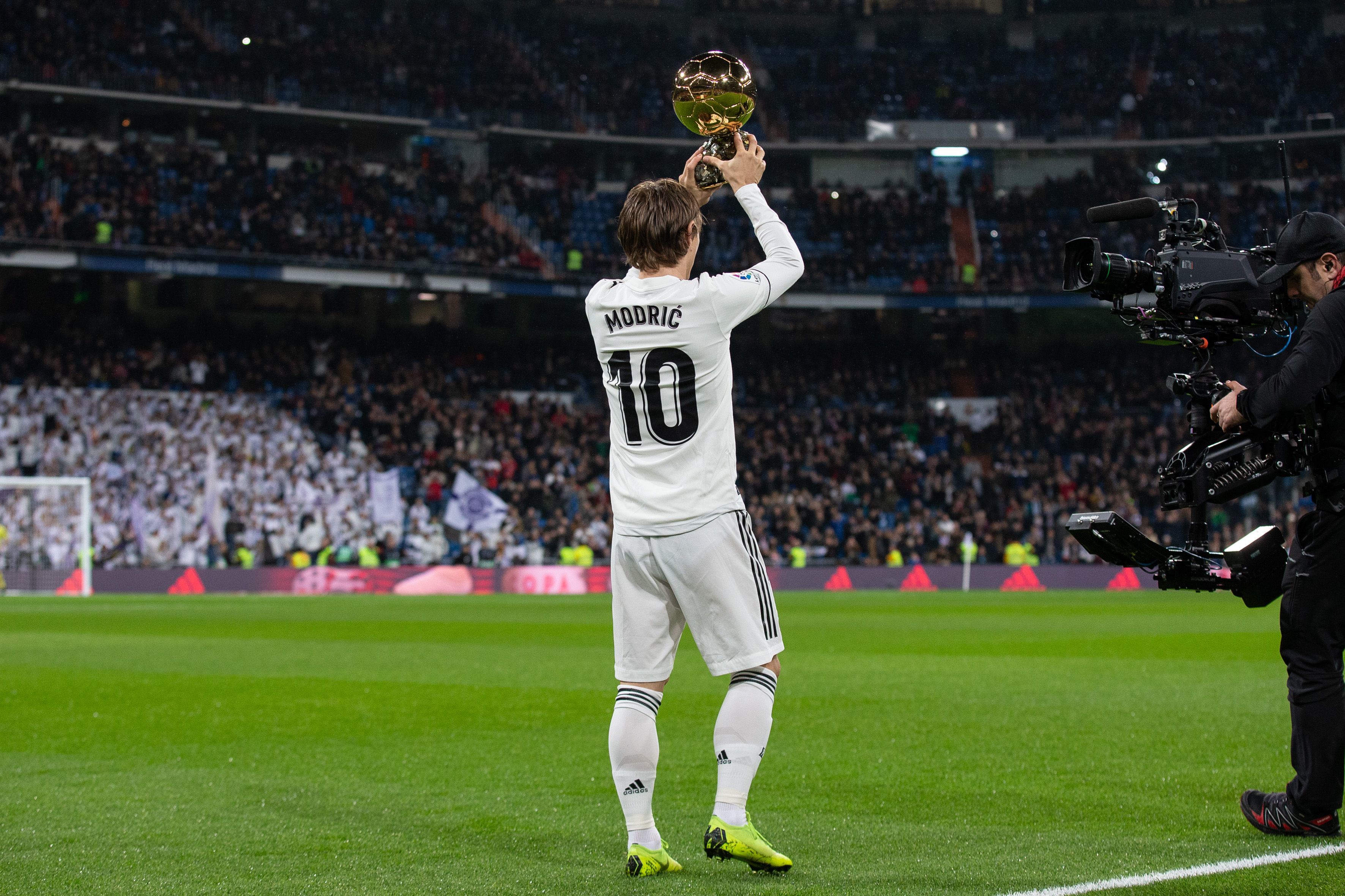 都体：邓弗里斯可能继续缺席与马竞比赛；泽林斯基已参加合练